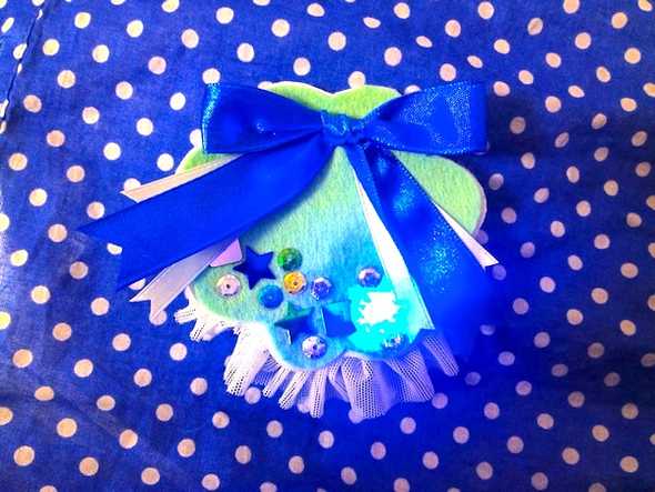 レジンコーティングしたLEDのブローチ